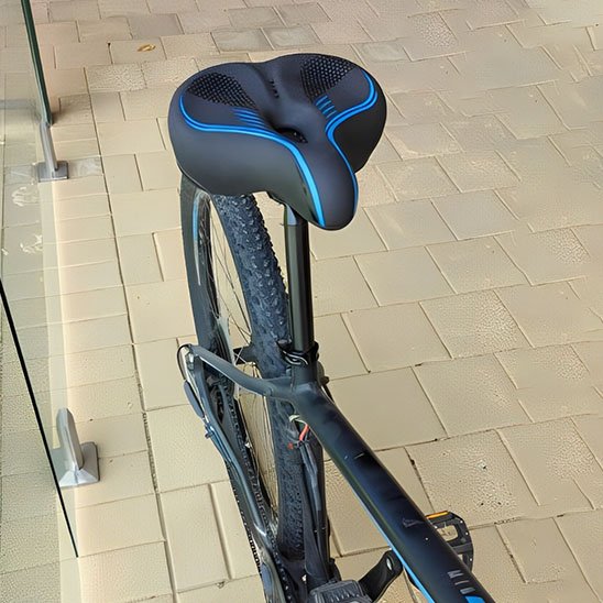 Selle de velo noire et bleue