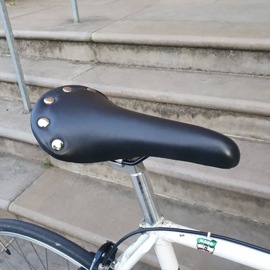 Selle de velo retro avec rivets décoratifs