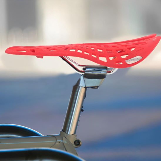 Selle velo rouge toile araignée