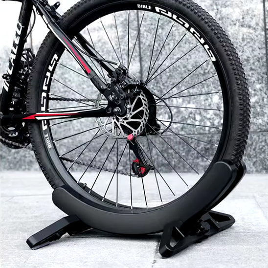 support_velo_noir_pour_sol_exterieur_inserant_roue_arriere