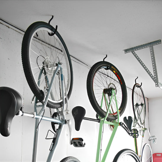 trois velos suspendu au plafond par roue arriere avec support velo mural dans garage maison