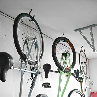 trois velos suspendu au plafond par roue arriere avec support velo mural dans garage maison