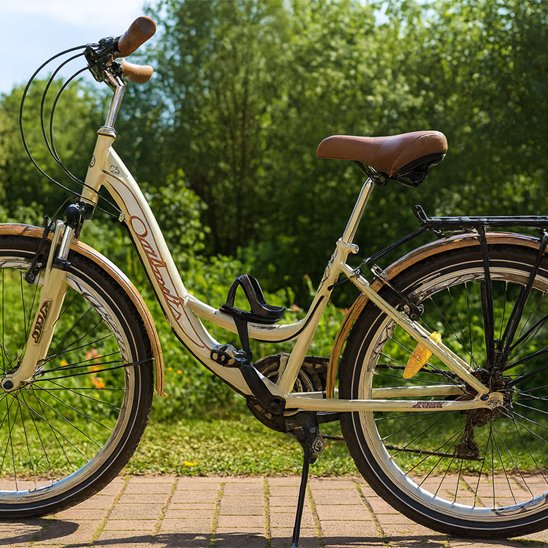 Vélo dans parc appuyé sur béquille 