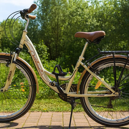Vélo dans parc appuyé sur béquille 