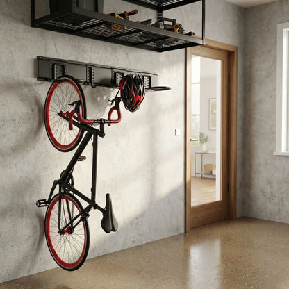 velo-de-route-noir-aux-roues-rouges-suspendu-verticalement-par-velo-support-mural-sous-etagere-de-rangement-pres-porte-menant-interieur-maison-dans-garage