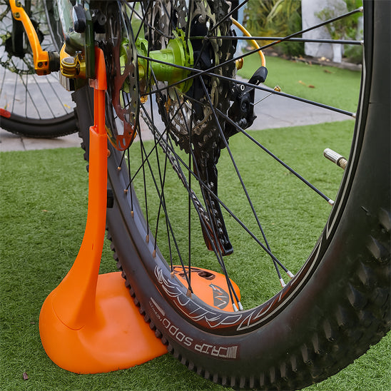 velo montagne avec support velo gazon banlieu