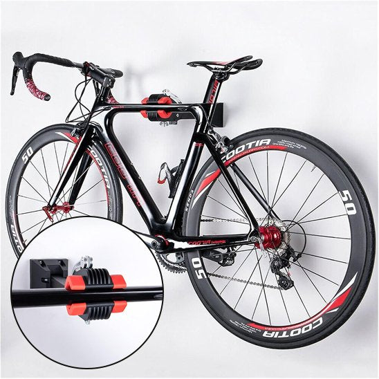 velo noir rouge installer sur mur blanc avec support velo mural horizontal