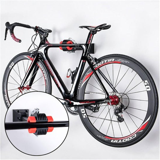 velo noir rouge installer sur mur blanc avec support velo mural horizontal