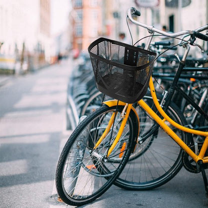 velo urbain jaune avec panier pour velo femme stationne dans support velo de ville pres mutlitudes velos semblabes