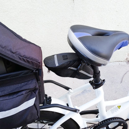 velo blanc avec sac porte bagage arriere et sacoche de selle noirs impermeable avec bande reflechissante