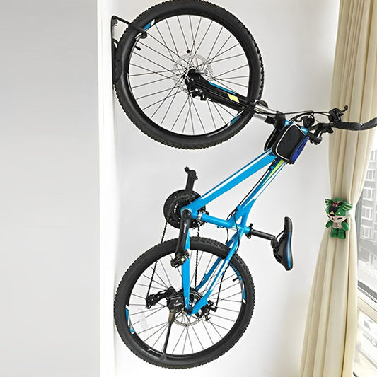 velo bleu accrocher au mur par support velo robuste metal noir et guide d alignement