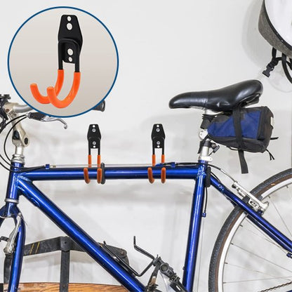 velo bleu suspendu interieur horizontalement par crochets support velo mural