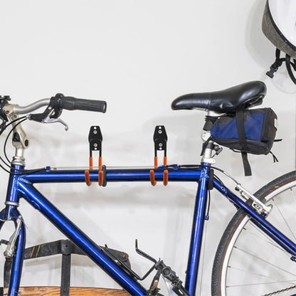 velo_bleu_suspendu_interieur_horizontalement_par_crochets_support_velo_mural robuste