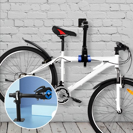 velo cadre blanc eleve par support velo mural devant mur en pierres blanche et plancher bois blanc