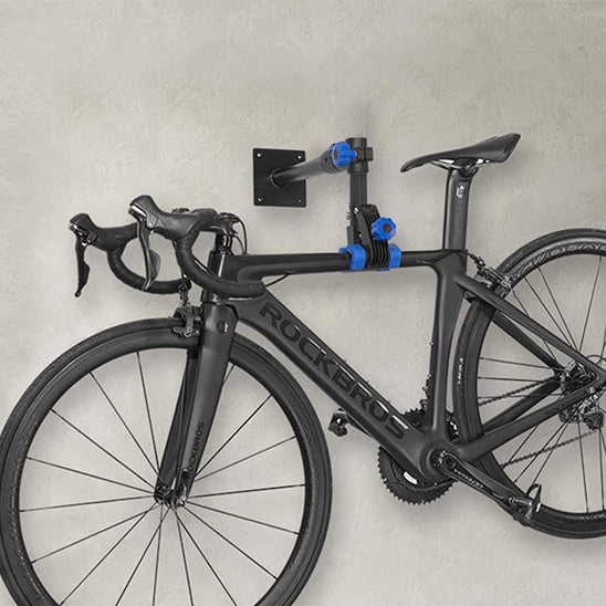 velo_de_course_noir_cadre_carre_suspendu_horizontalement_par_support_velo_mural_noir_simple_minim