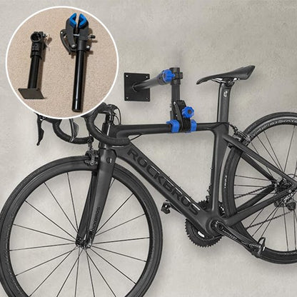 velo de course noir cadre carre suspendu horizontalement par support velo mural noir simple minimaliste sur mur beton