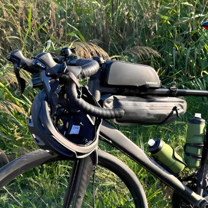 velo_de_course_route_noir_devant_hautes_herbes_avec_deux_gourdes_et_deux_sacoches_velo_cadr