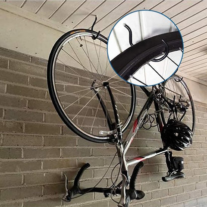 velo de course suspendu a l envers par les roues sous balcon avec support velo mural pour chaque roue