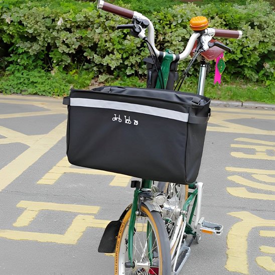 velo de petite taille dans stationnement de pave avec panier velo avant noir en nylon grande capacite
