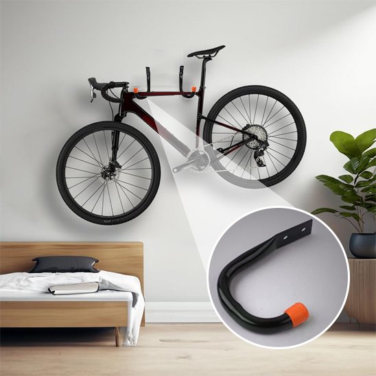 velo de route suspendu par cadre sur mur interieur blanc par support mural pour velo