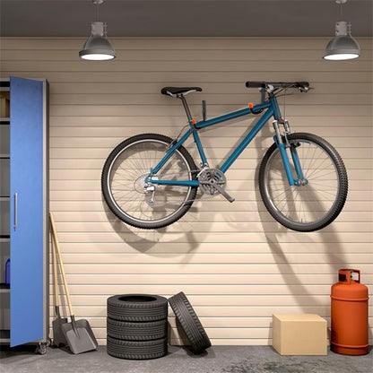 velo de route suspendu par cadre sur mur interieur de garage blanc par support mural pour velo