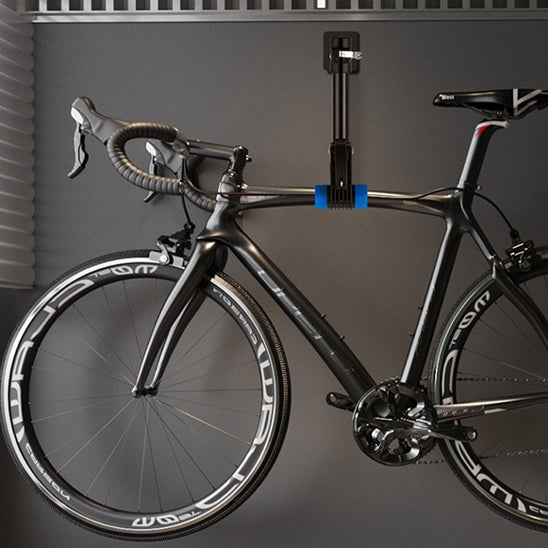 velo_de_vitesse_noir_elegant_suspendu_horizontalement_par_support_velo_mural_noir_sur_mur_interie