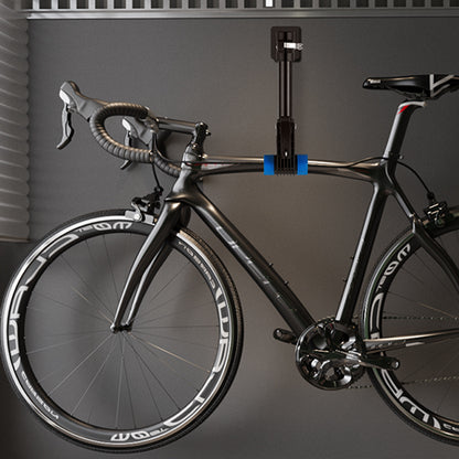 velo_de_vitesse_noir_elegant_suspendu_horizontalement_par_support_velo_mural_noir_sur_mur_interie