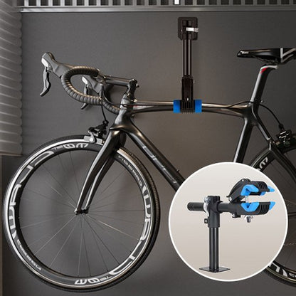 velo de vitesse noir elegant suspendu horizontalement par support velo mural noir sur mur interieur noir sour passerelle devant fenetre