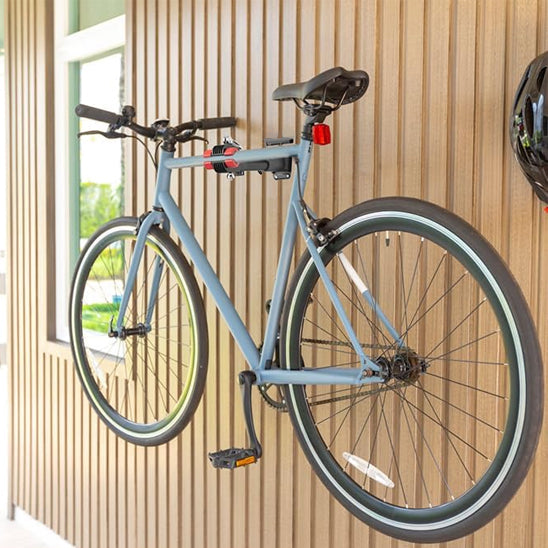 velo_gris_clair_installer_horizontalement_discretement_mur_exterieur_utilisant_petit_support