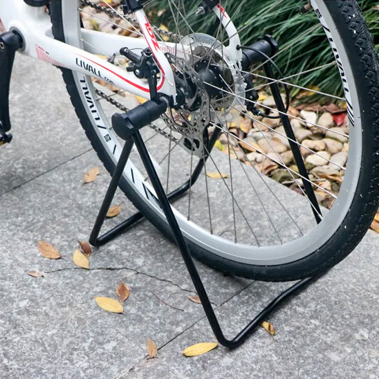 velo_monte_sur_rack_a_velo_noir_pliable_exterieur_sur_betonn