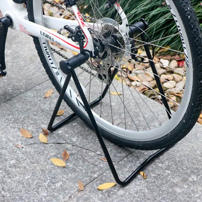 velo_monte_sur_rack_a_velo_noir_pliable_exterieur_sur_betonn