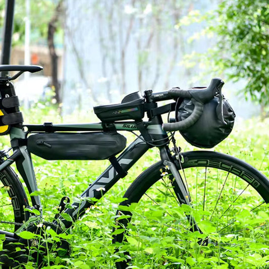 velo_noir_a_cadre_large_dans_parc_ensoleille_avec_feuilles_d_automne_avec_sacoche velo cadre