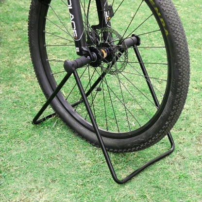 velo_noir_et_orange_sur_support_velo_noir_rack_a_velo_pour_entretien_reparation_ext