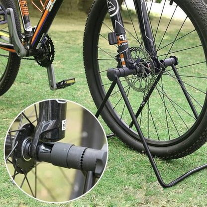 velo noir et orange sur support velo noir rack a velo pour entretien reparation exterieur sur gazon