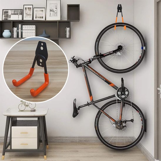 velo noir orange suspendu verticalement au mur par support velo mural dans maison salon
