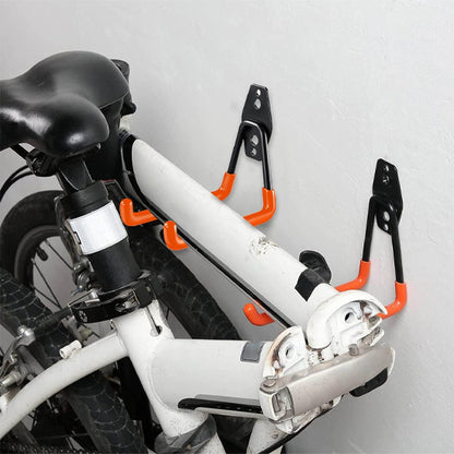 velo_pliable_suspendu_sur_mur_blanc_par_crochets double prise_avec_protection_caoutchouc_support_velo_mural