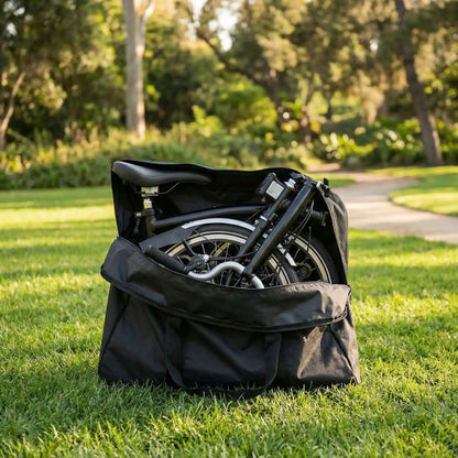 vélo pliant dans housse à vélo transport dans parc sur herbe