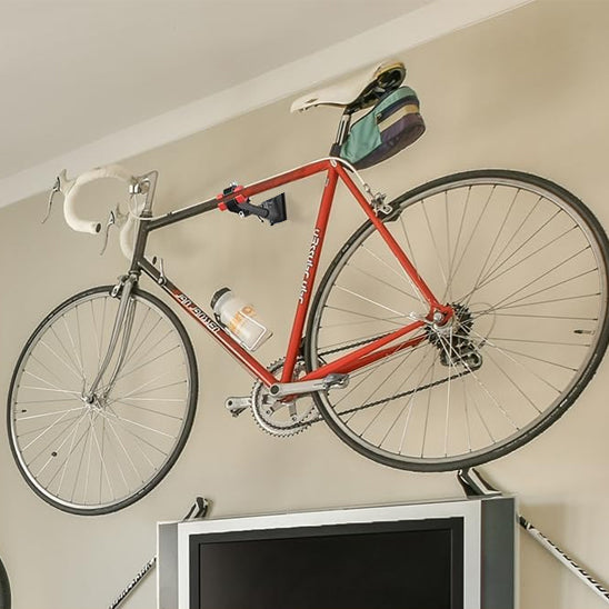 velo_rouge_blanc_installer_par-dessus_porte_au_mur_horizontalement_avec_support_velo_mural