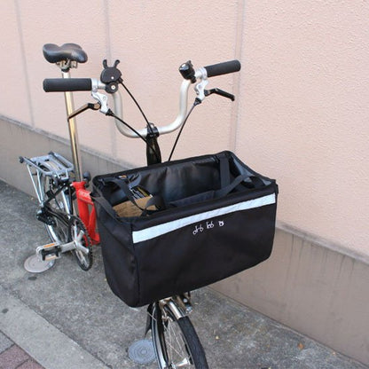 velo rouge dans ruelle avec grand panier velo avant noir ouvert refermable et bande reflechissante