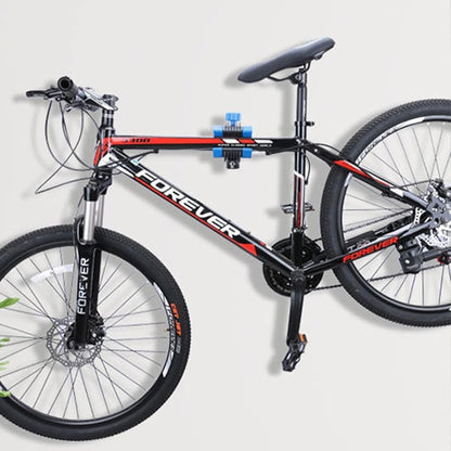 velo_rouge_noir_freins_a_disque_suspendu_sur_mur_blanc_par_support_velo_mur