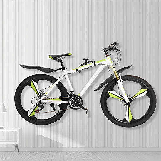 velo tout terrain blanc noir vert suspendu mur blanc interieur par support velo robuste noir double prise