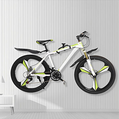 velo tout terrain blanc noir vert suspendu mur blanc interieur par support velo robuste noir double prise
