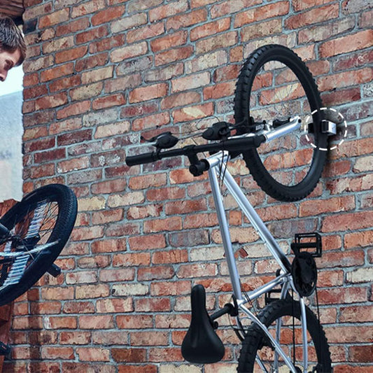 velo vertical appuyer mur de briques retenu par support velo