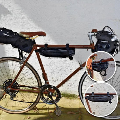 velo vintage brun devant mur blanc decorer de plusieurs sacoche velo cadre noir