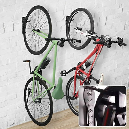 velos suspendus sur mur interieur verticalement par support velo noir metal solide avec metal d alignement 